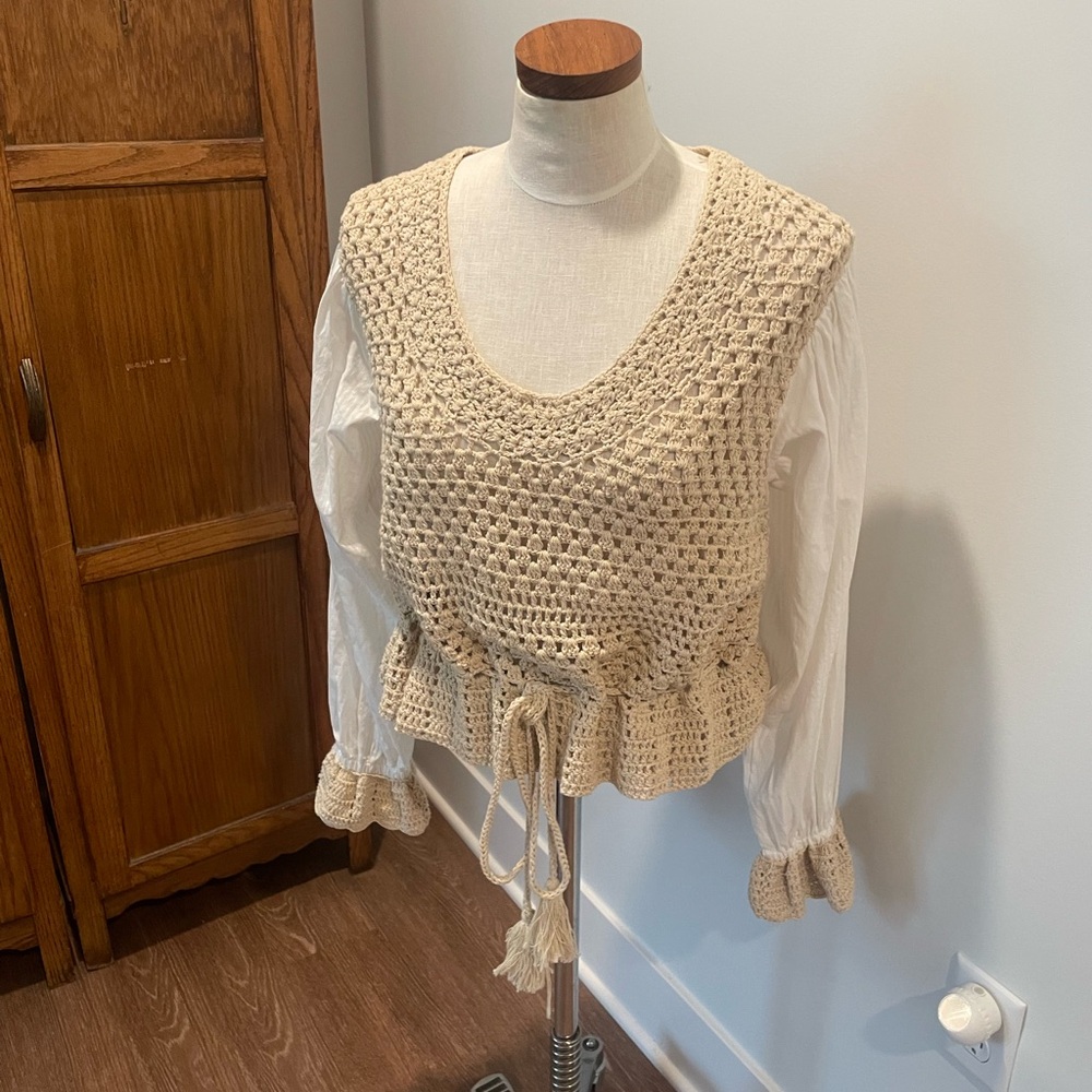 Elan Beige Crochet Blouse with White Sleeves - Picture 3 of 12